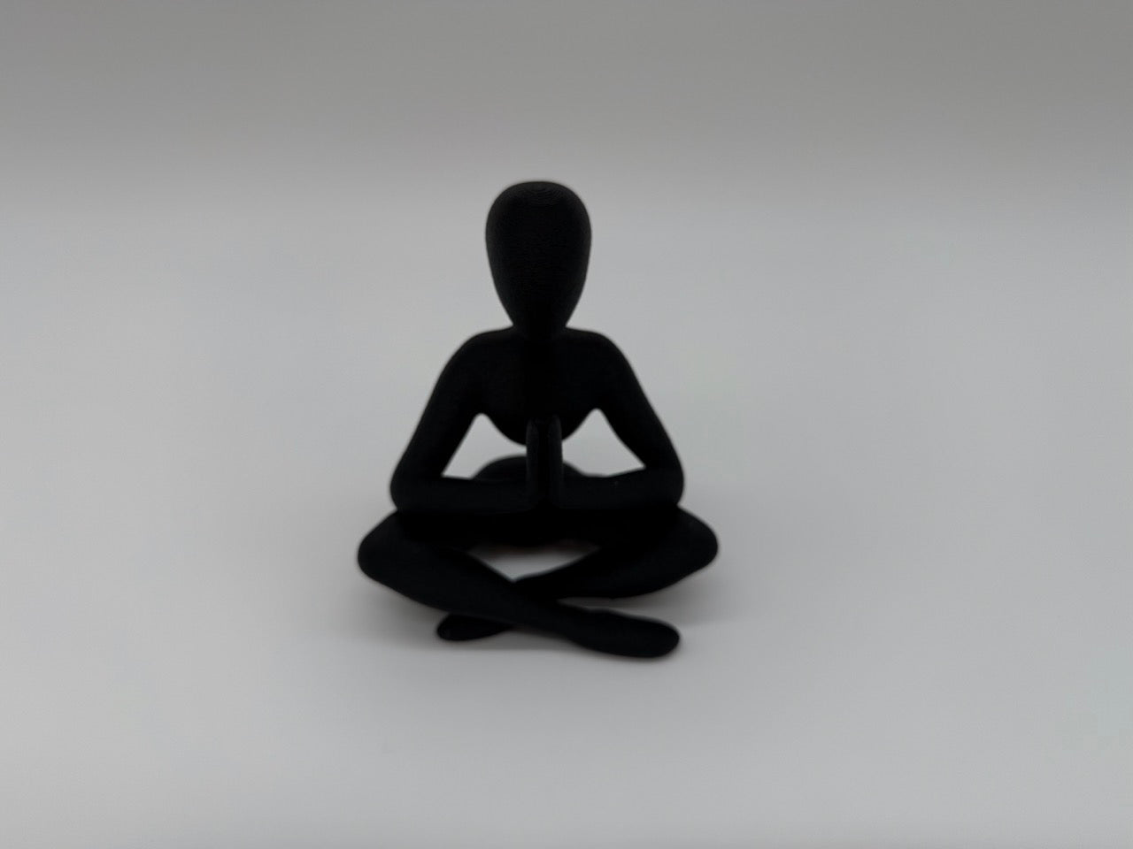 Minimalistisk yogastatue - dekorasjon for meditasjon og mindfulness - førsteklasses kvalitet