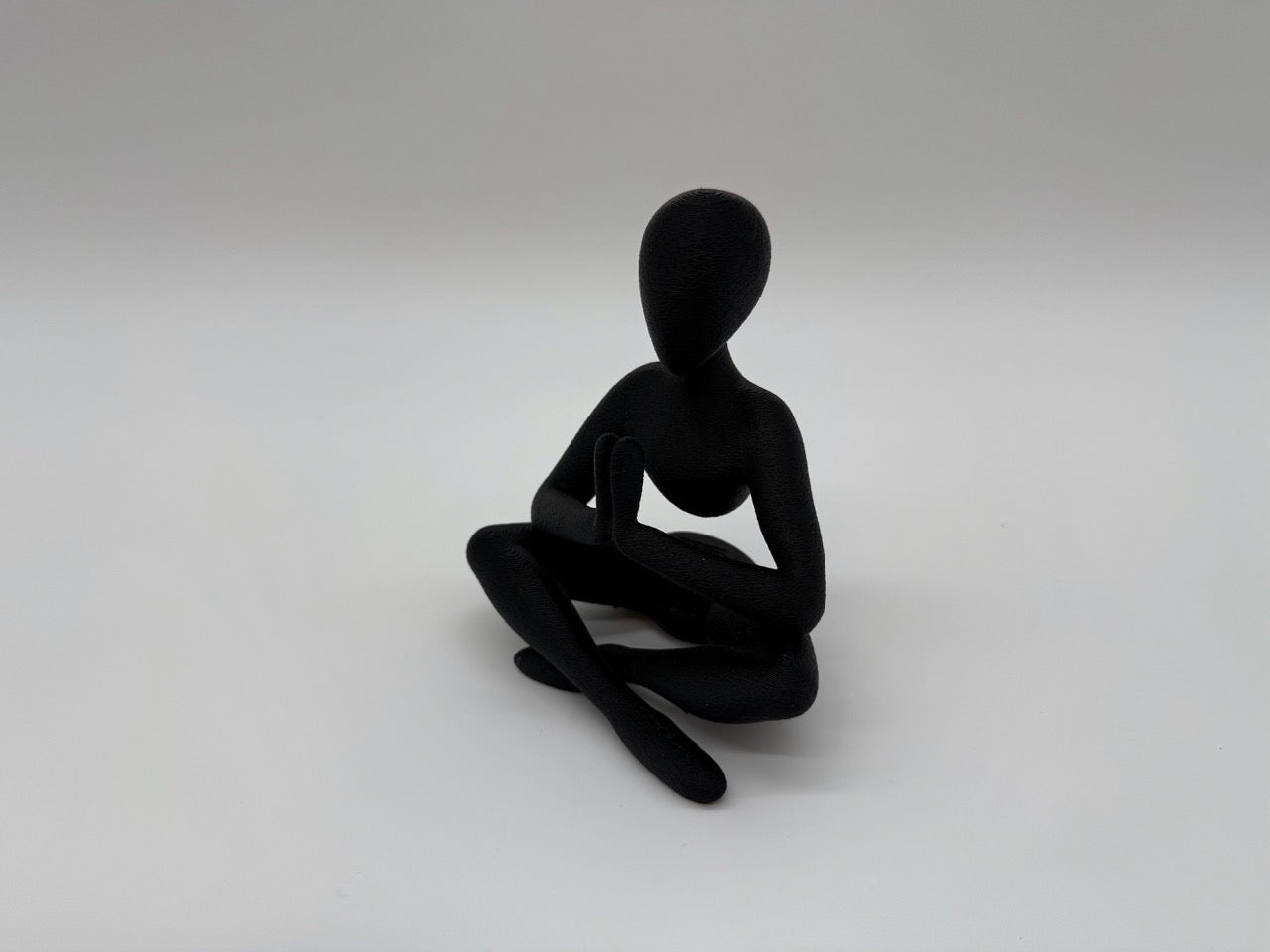 Minimalistisk yogastatue - dekorasjon for meditasjon og mindfulness - førsteklasses kvalitet
