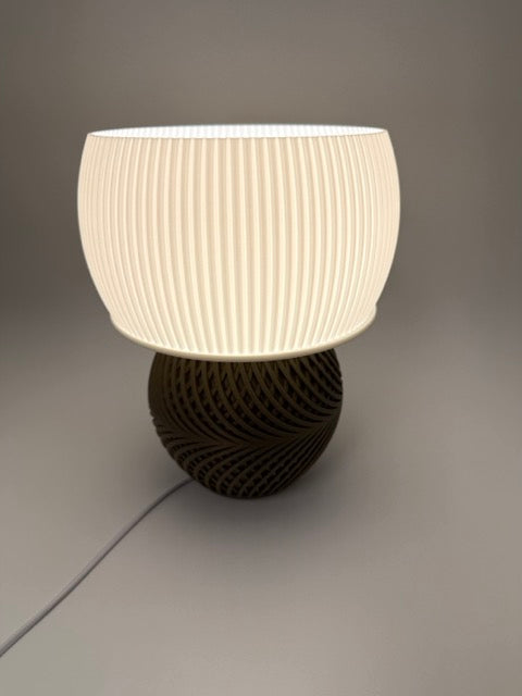 Designbordlampe 'Drift' med moderne riflet skjerm og stilig geometrisk sokkel - unikt varmt lys