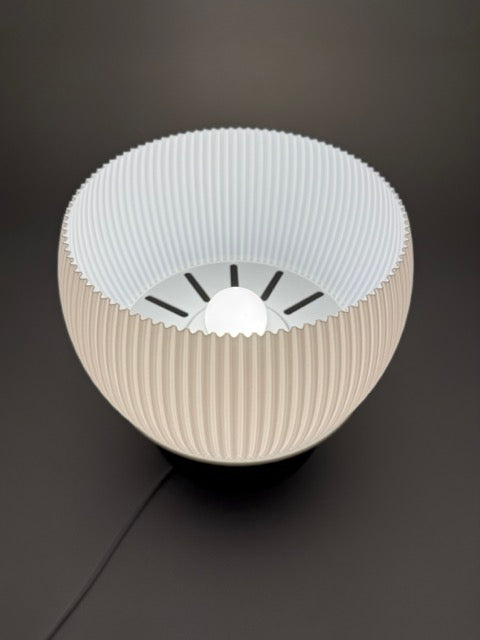 Designbordlampe 'Drift' med moderne riflet skjerm og stilig geometrisk sokkel - unikt varmt lys