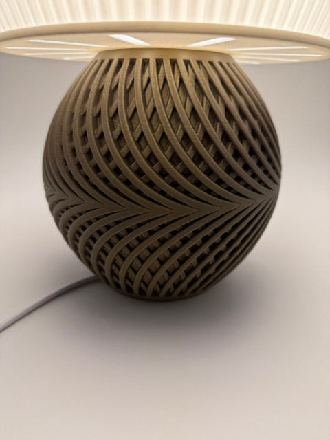 Designbordlampe 'Drift' med moderne riflet skjerm og stilig geometrisk sokkel - unikt varmt lys