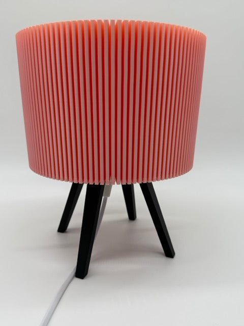 Lampe de table moderne 'Ribble' avec abat-jour rose nervuré et base noire - Unique Ambience Lighting