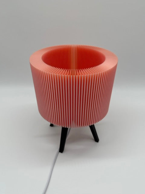 Lampe de table moderne 'Ribble' avec abat-jour rose nervuré et base noire - Unique Ambience Lighting