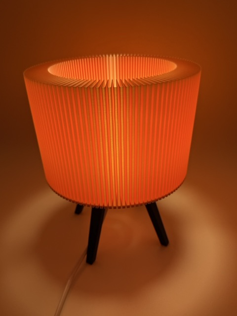 Lampe de table moderne 'Ribble' avec abat-jour rose nervuré et base noire - Unique Ambience Lighting