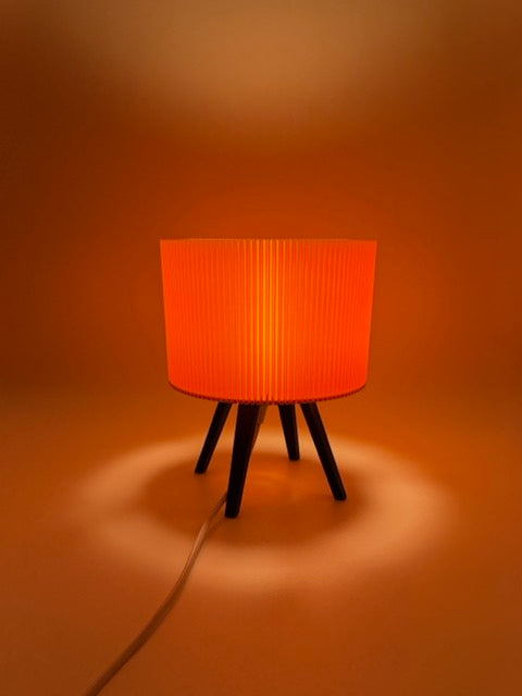 Lampe de table moderne 'Ribble' avec abat-jour rose nervuré et base noire - Unique Ambience Lighting