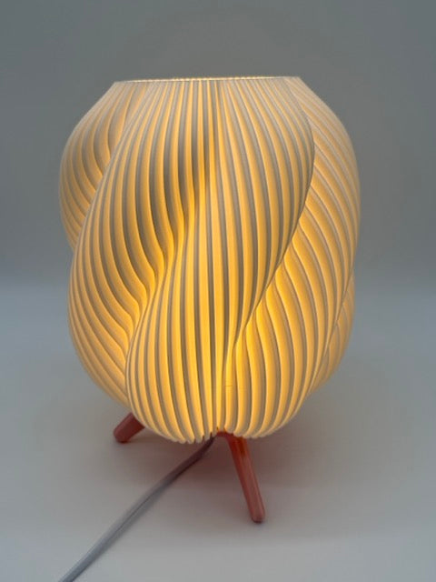 Lampe de table design 'Wave' avec abat-jour blanc ondulé et base en bois - Atmospheric Modern Lighting