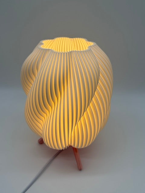 Lampe de table design 'Wave' avec abat-jour blanc ondulé et base en bois - Atmospheric Modern Lighting