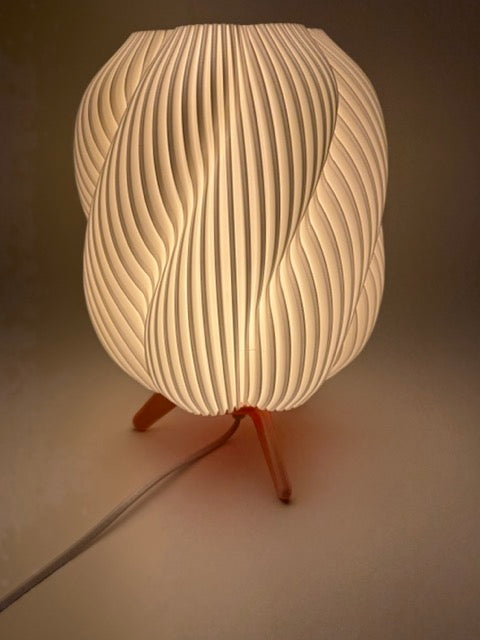 Lampe de table design 'Wave' avec abat-jour blanc ondulé et base en bois - Atmospheric Modern Lighting