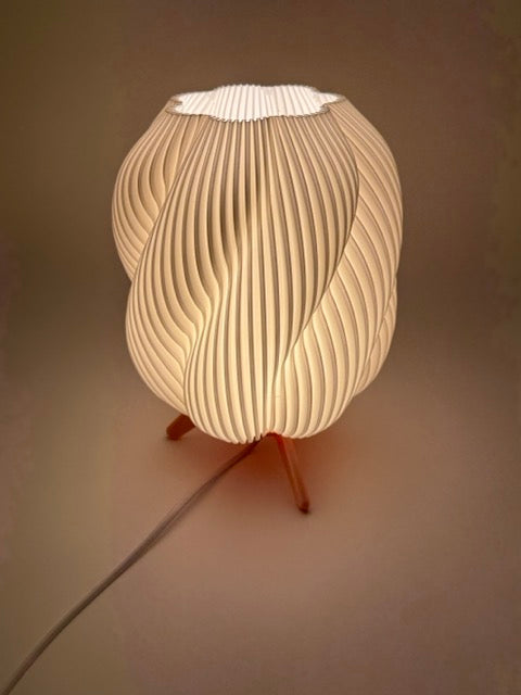 Lampe de table design 'Wave' avec abat-jour blanc ondulé et base en bois - Atmospheric Modern Lighting