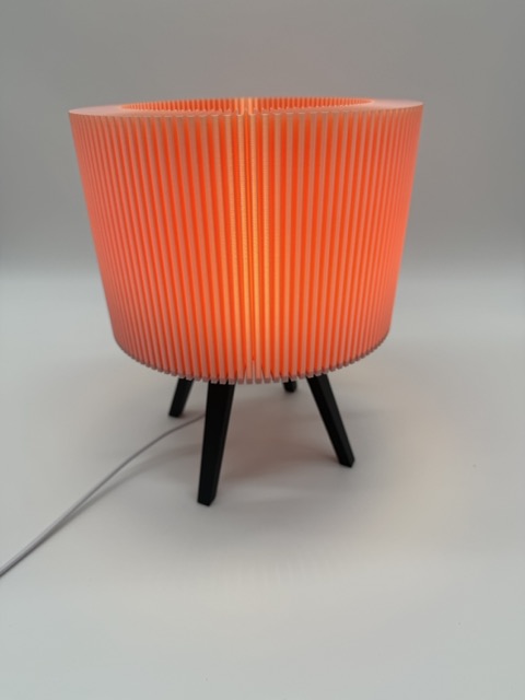Lampe de table moderne 'Ribble' avec abat-jour rose nervuré et base noire - Unique Ambience Lighting