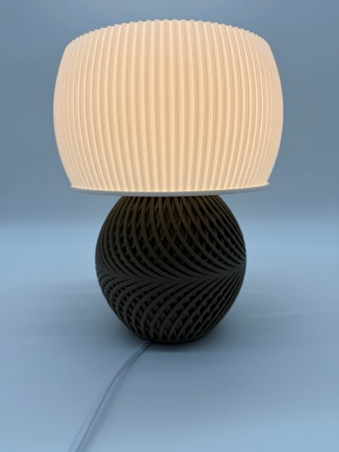 Design Tafellamp 'Drift' met Modern Geribbelde Kap en Stijlvol Geometrisch Onderstel – Uniek Warm Licht