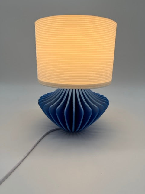 Lampe de table moderne 'Geo' avec base géométrique bleue et abat-jour nervuré blanc - Atmospheric Lighting