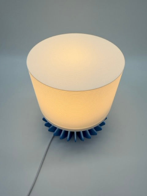 Lampe de table moderne 'Geo' avec base géométrique bleue et abat-jour nervuré blanc - Atmospheric Lighting