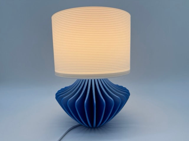 Lampe de table moderne 'Geo' avec base géométrique bleue et abat-jour nervuré blanc - Atmospheric Lighting