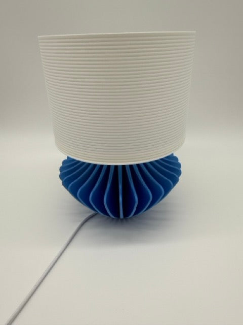 Lampe de table moderne 'Geo' avec base géométrique bleue et abat-jour nervuré blanc - Atmospheric Lighting