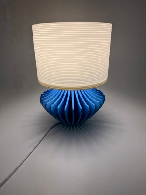 Lampe de table moderne 'Geo' avec base géométrique bleue et abat-jour nervuré blanc - Atmospheric Lighting