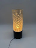 Lampe de table moderne 'Spiral' avec design cylindrique ajouré et base grise - Éclairage d'ambiance élégant