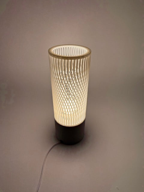Moderne Tafellamp 'Spiral' met Opengewerkt Cilinderdesign en Grijze Voet – Stijlvolle Sfeerverlichting