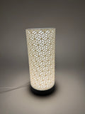 Lampe de table 'Dia' avec abat-jour cylindrique géométrique sculpté et base élégante - Luminaires d'ambiance modernes
