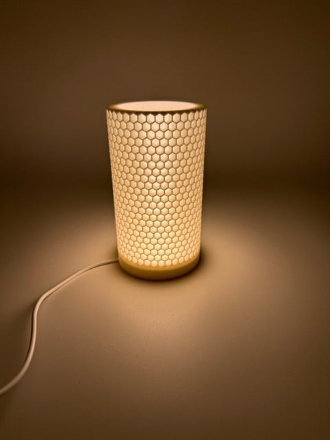 Lampe de table 'Honey' avec motif en nid d'abeilles et abat-jour cylindrique - Eclairage d'ambiance chaleureux