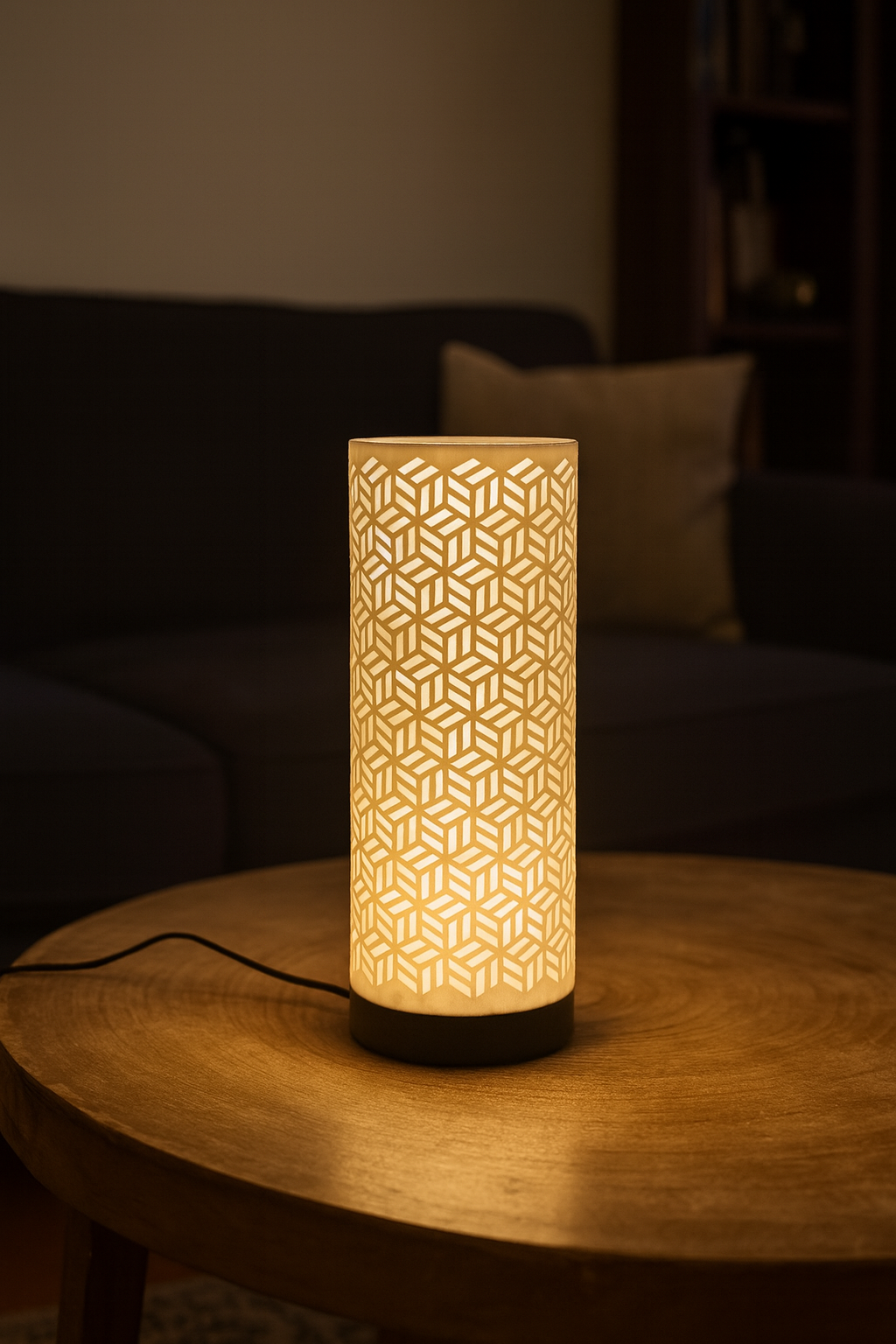 Tafellamp 'Dia' met Geometrisch Gesneden Cilinderkap en Strakke Voet – Moderne Sfeerverlichting
