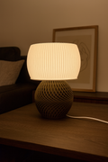 Designbordlampe 'Drift' med moderne riflet skjerm og stilig geometrisk sokkel - unikt varmt lys