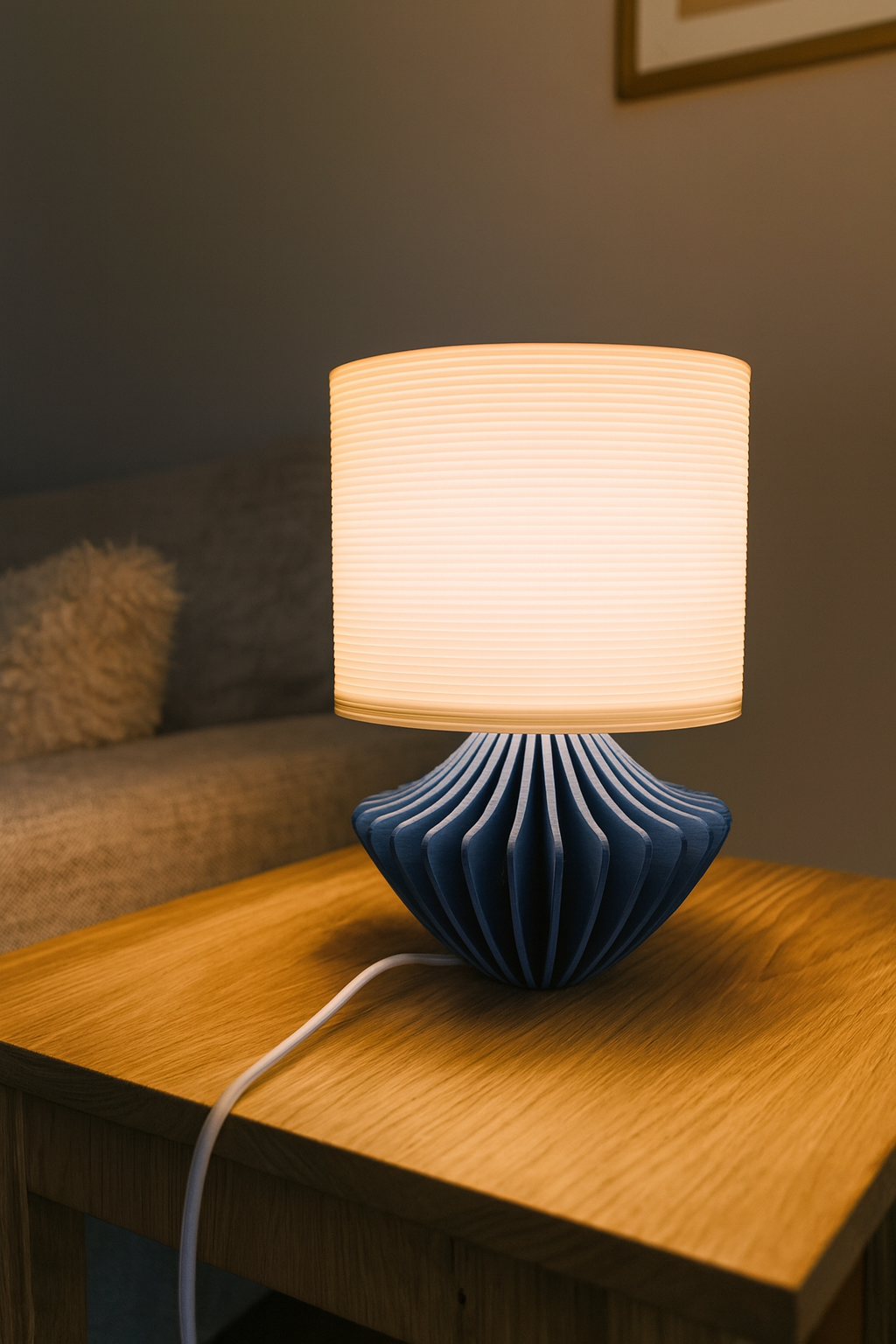 Moderne Tafellamp 'Geo' met Blauwe Geometrische Voet en Witte Geribbelde Kap – Sfeervolle Verlichting