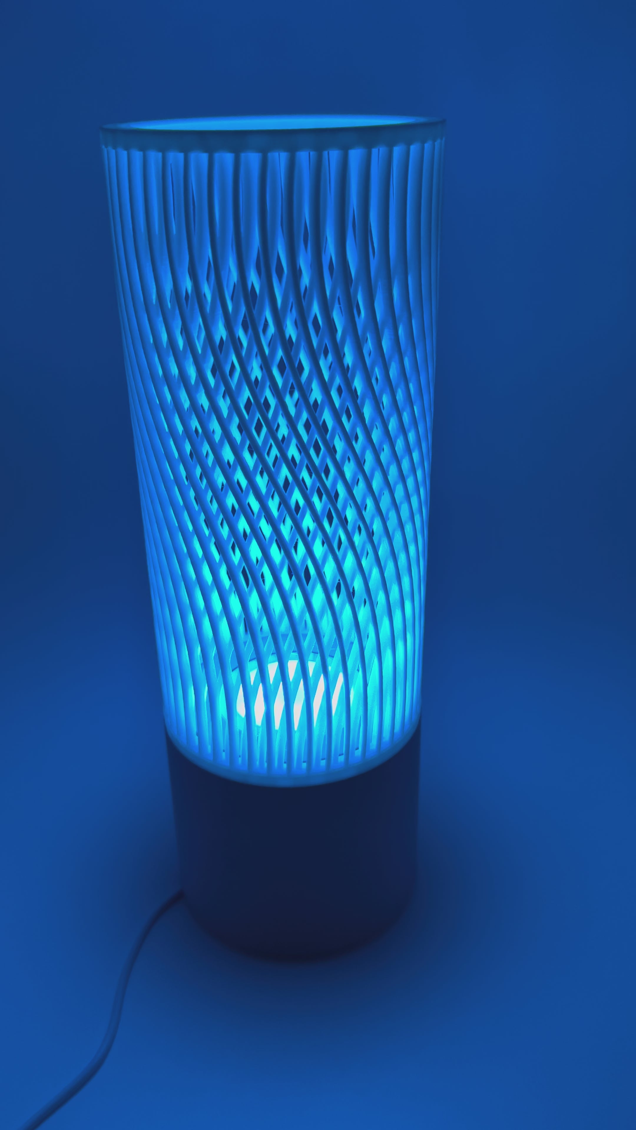 Lampe de table moderne 'Spiral' avec design cylindrique ajouré et base grise - Éclairage d'ambiance élégant